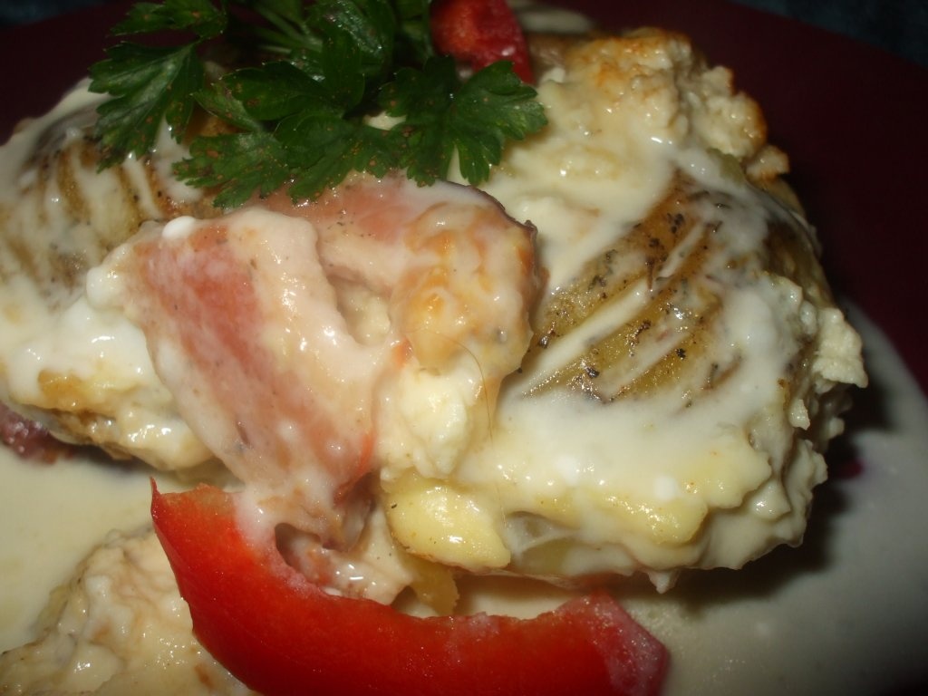 Cartofi la cuptor cu sunca si sos