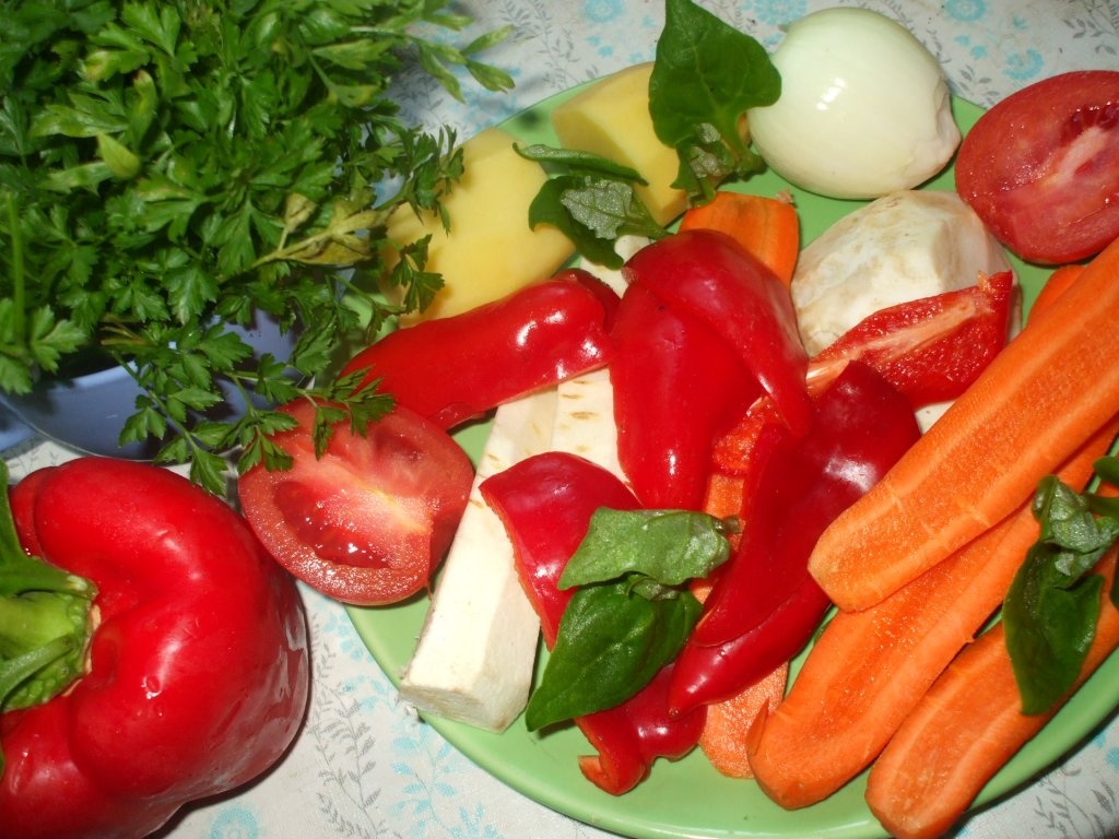 Supa crema de ardei, rosii si morcovi (supa rosie)