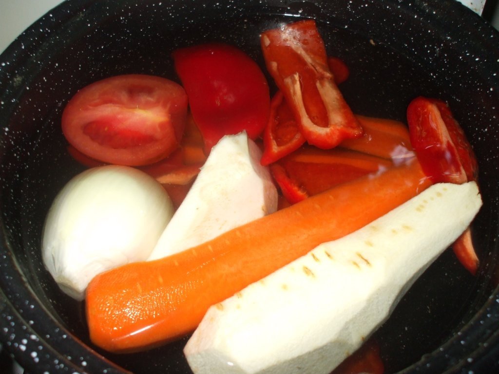 Supa crema de ardei, rosii si morcovi (supa rosie)