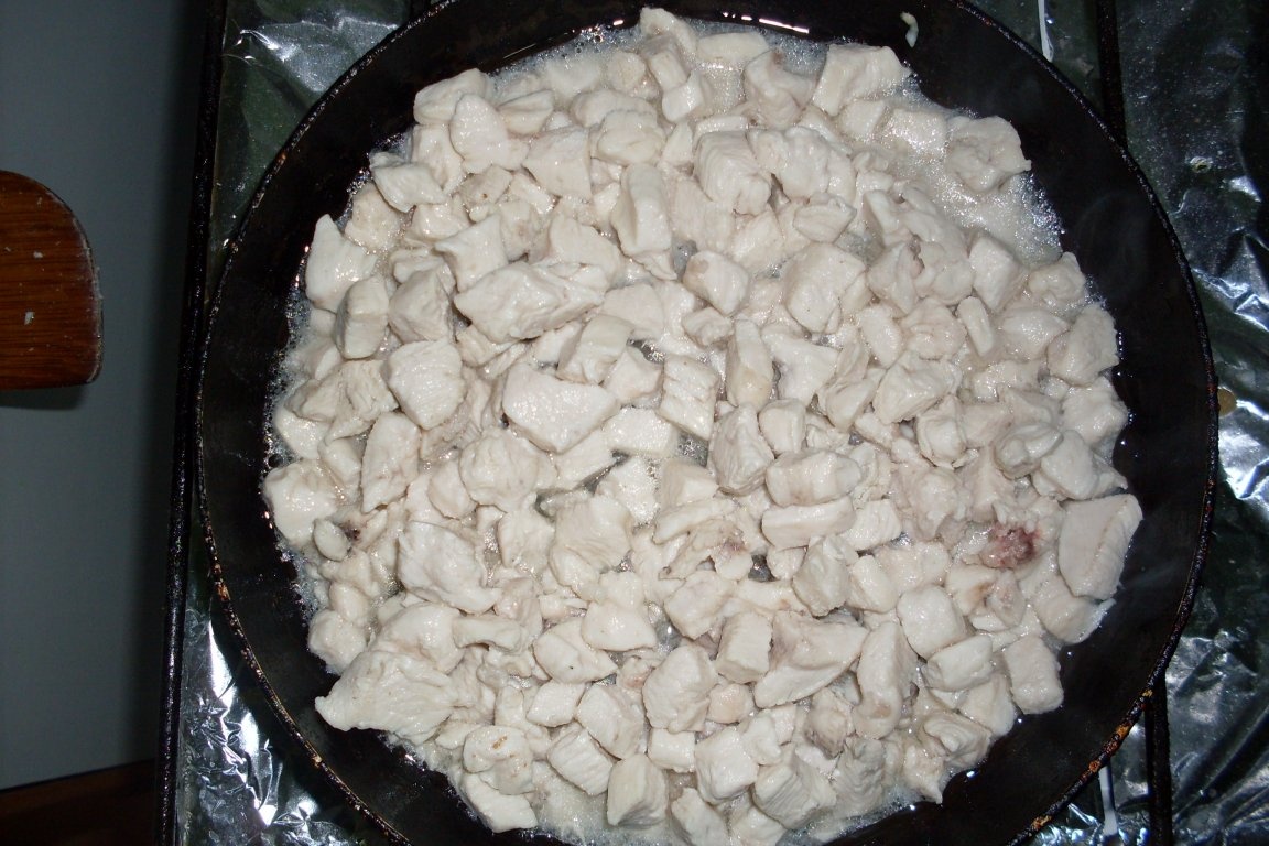 Pui rumenit cu legume si sos de smantana