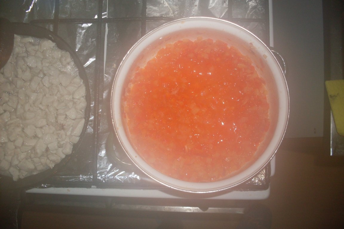 Pui rumenit cu legume si sos de smantana