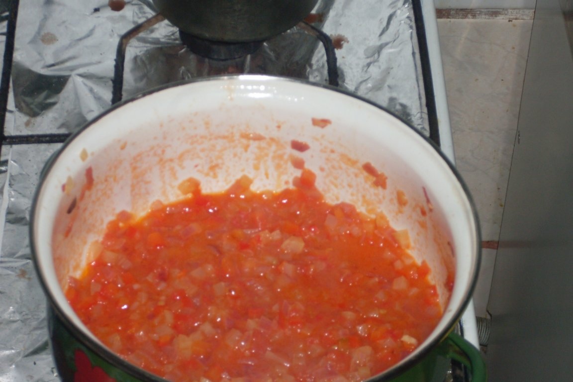 Pui rumenit cu legume si sos de smantana