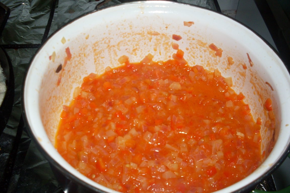 Pui rumenit cu legume si sos de smantana