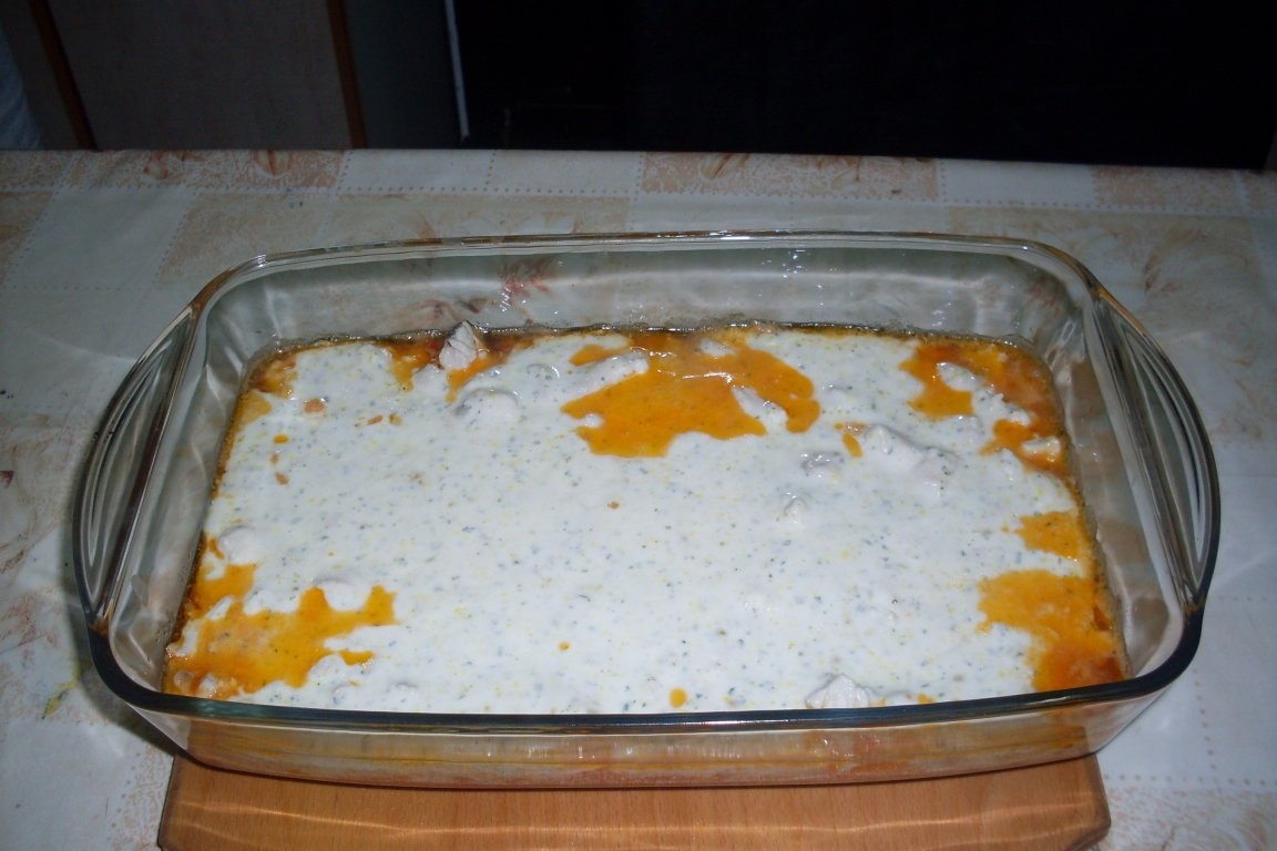 Pui rumenit cu legume si sos de smantana