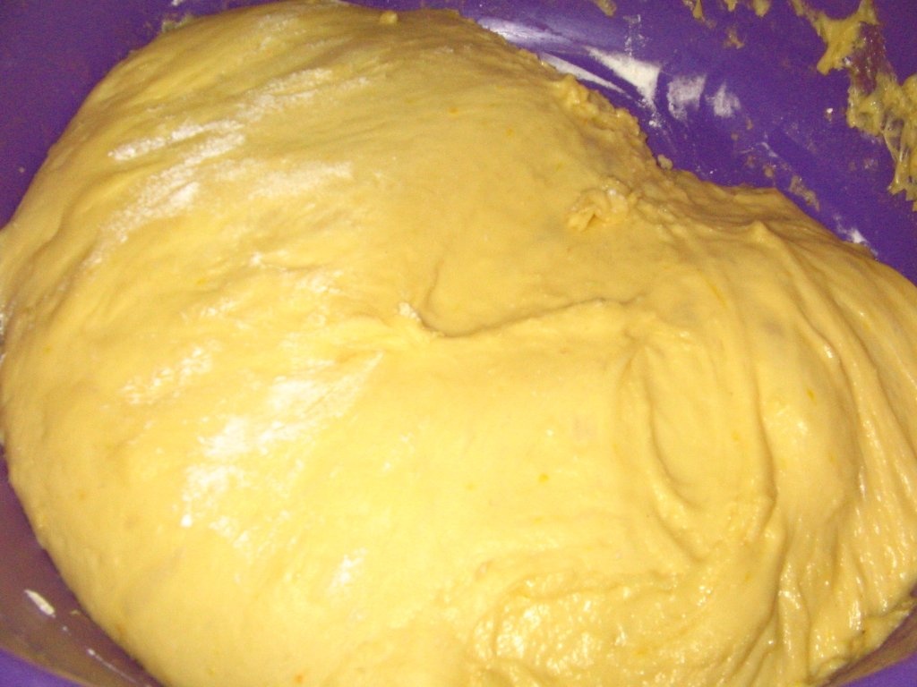 Cozonac cu crema de mac si fructe