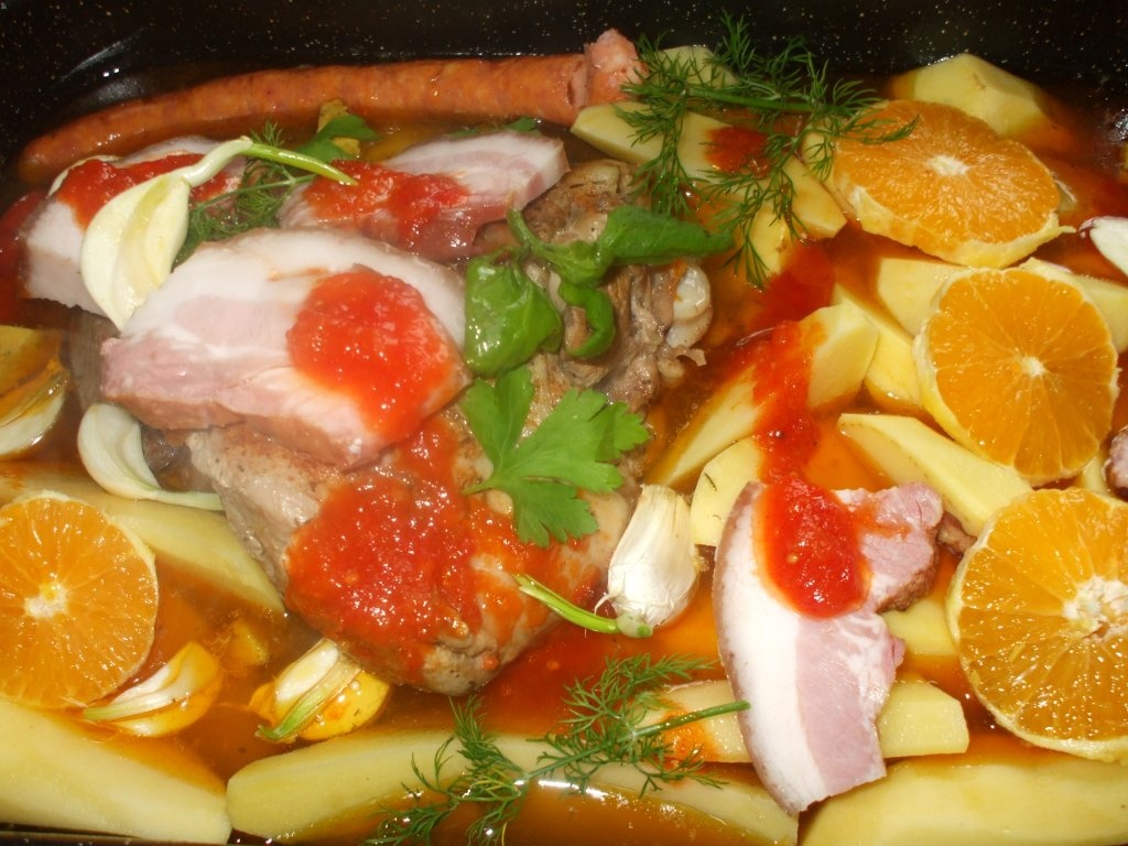 Friptura de curcan cu carnati si cartofi