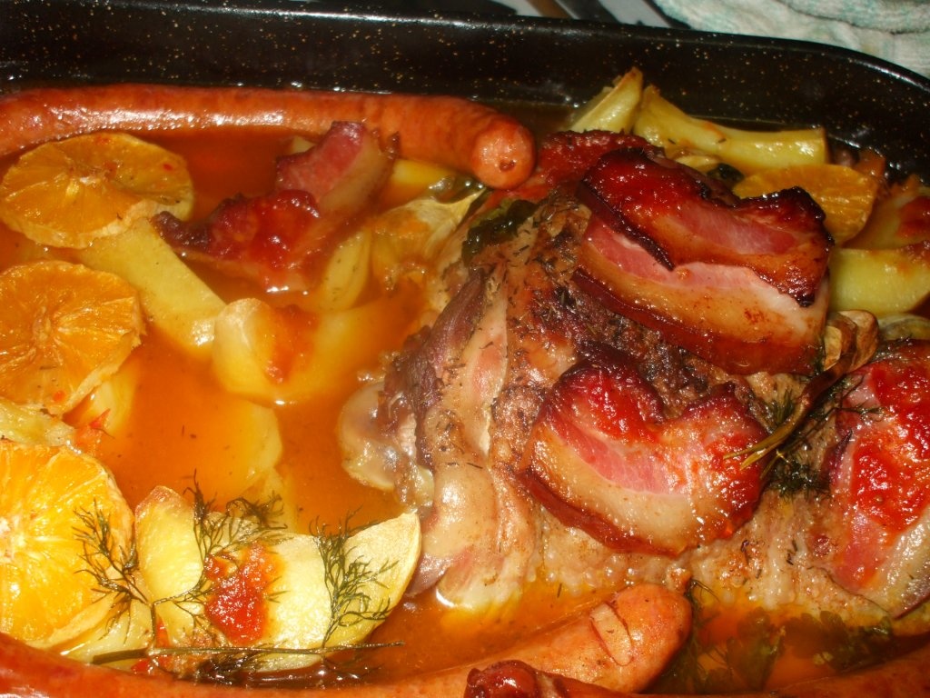 Friptura de curcan cu carnati si cartofi