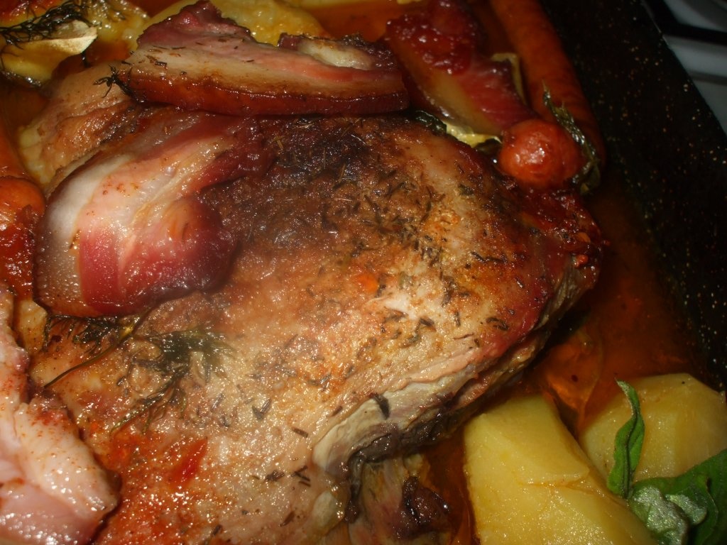 Friptura de curcan cu carnati si cartofi