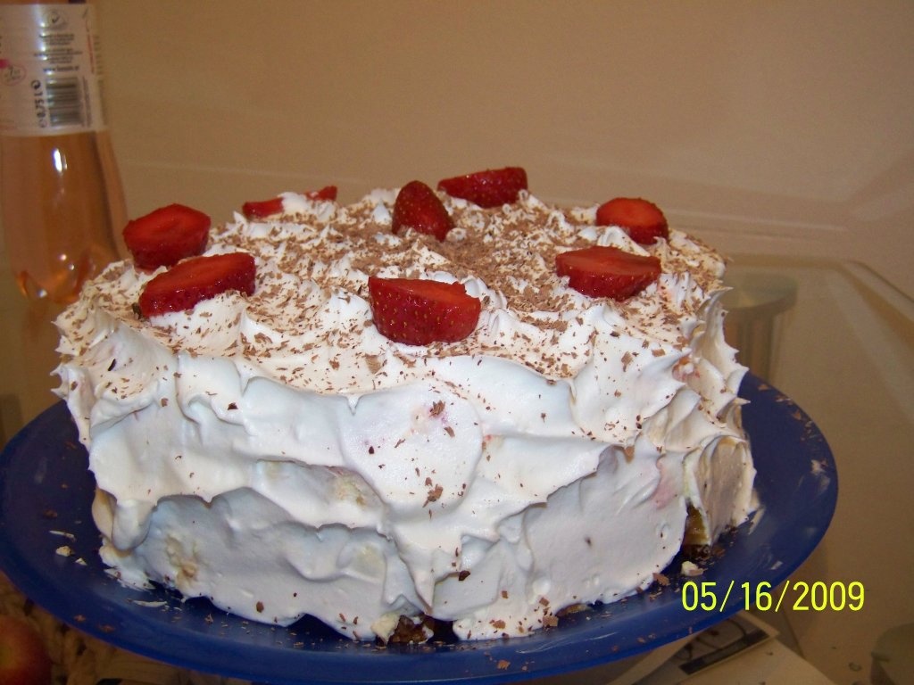 Tort cu branza, biscuiti si fructe