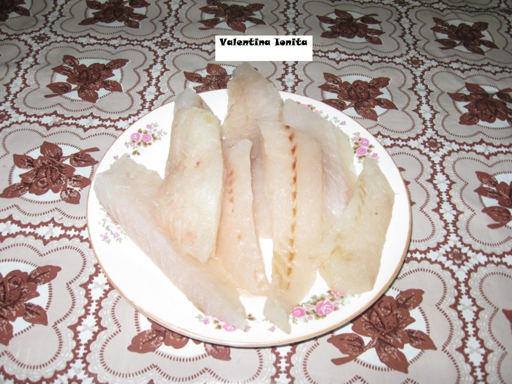 Merluciu cu sos de rosii si masline