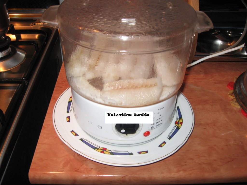 Merluciu cu sos de rosii si masline