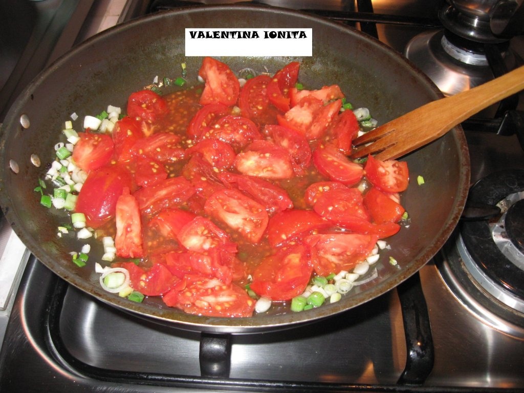 Merluciu cu sos de rosii si masline