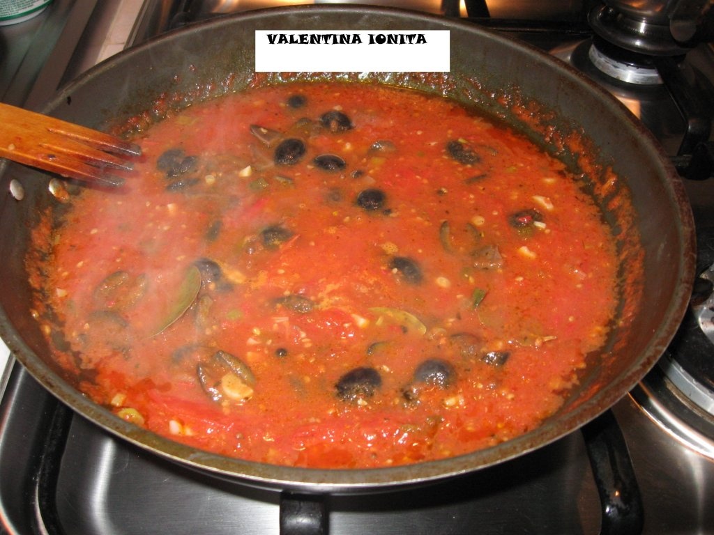 Merluciu cu sos de rosii si masline