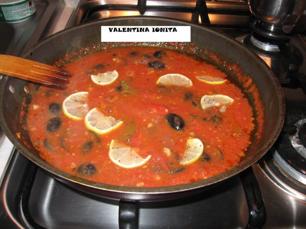 Merluciu cu sos de rosii si masline