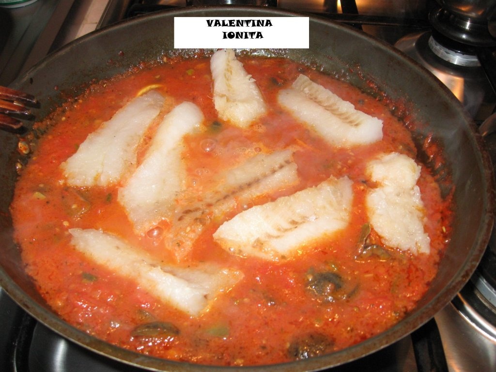 Merluciu cu sos de rosii si masline