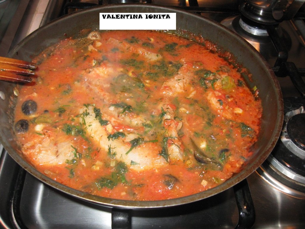 Merluciu cu sos de rosii si masline