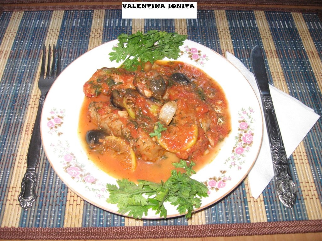 Merluciu cu sos de rosii si masline