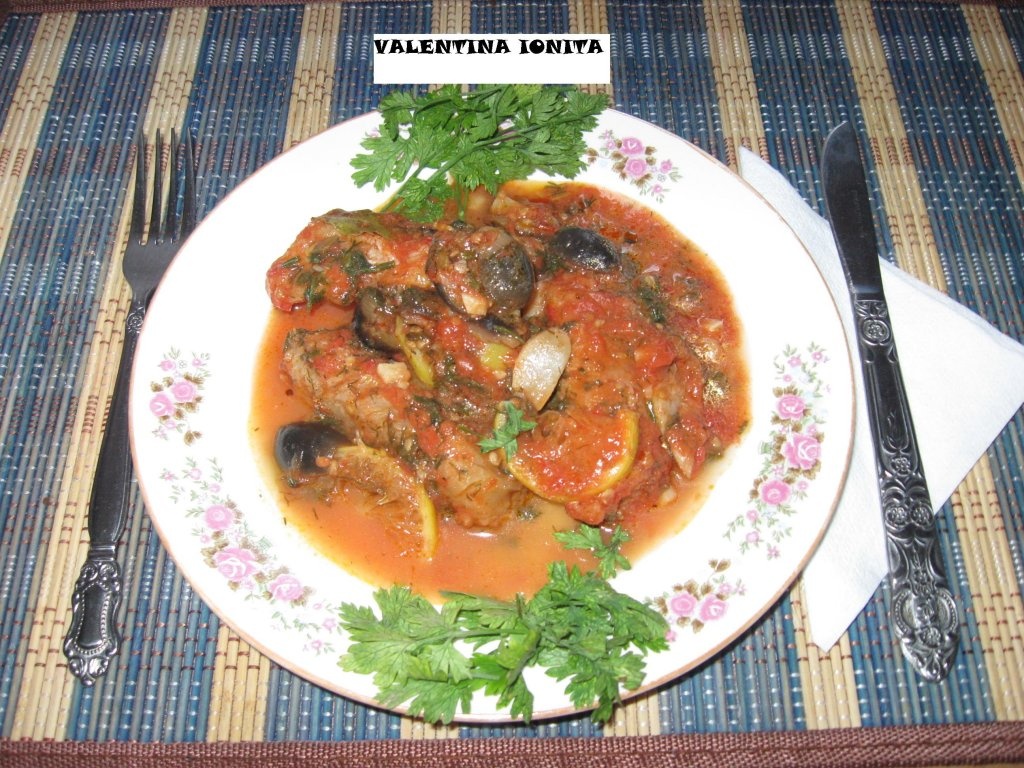 Merluciu cu sos de rosii si masline