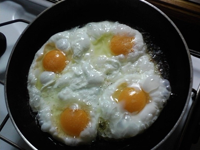 Ochiuri si salata de castraveti cu smantana