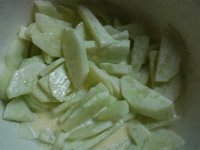 Ochiuri si salata de castraveti cu smantana