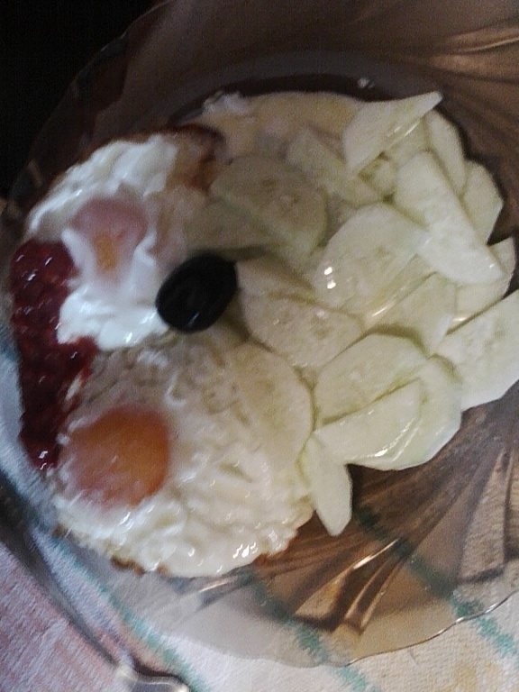 Ochiuri si salata de castraveti cu smantana