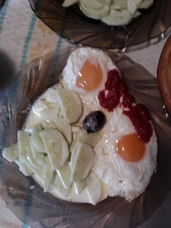 Ochiuri si salata de castraveti cu smantana