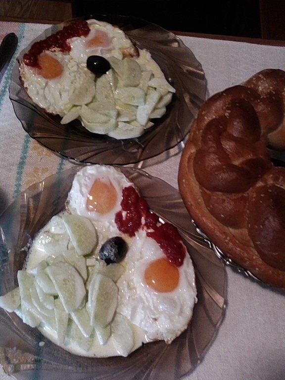 Ochiuri si salata de castraveti cu smantana