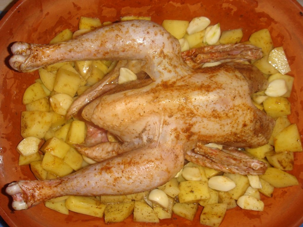 Pui cu cartofi in vas roman