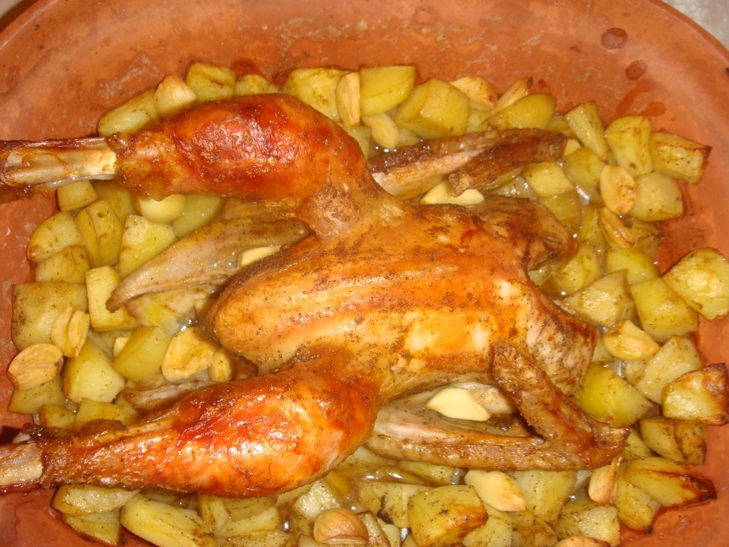 Pui cu cartofi in vas roman