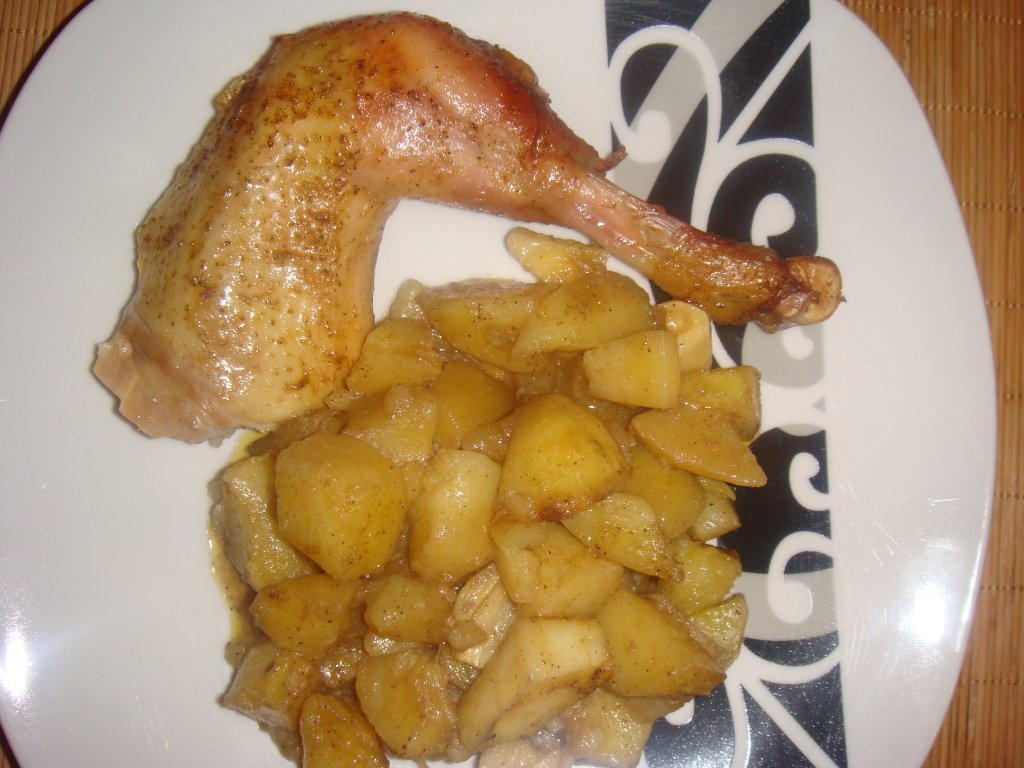 Pui cu cartofi in vas roman