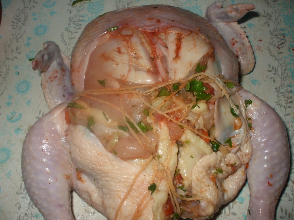 Pui umplut cu garnitura de legume