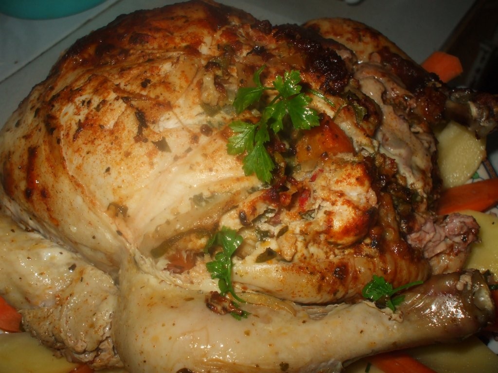 Pui umplut cu garnitura de legume