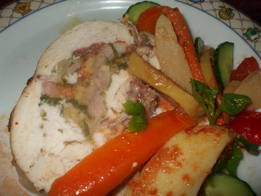 Pui umplut cu garnitura de legume