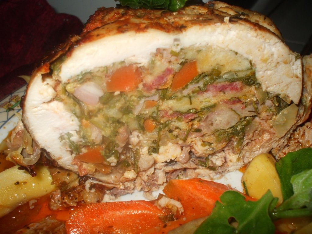 Pui umplut cu garnitura de legume