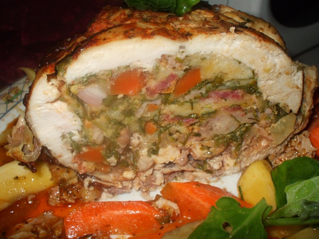 Pui umplut cu garnitura de legume