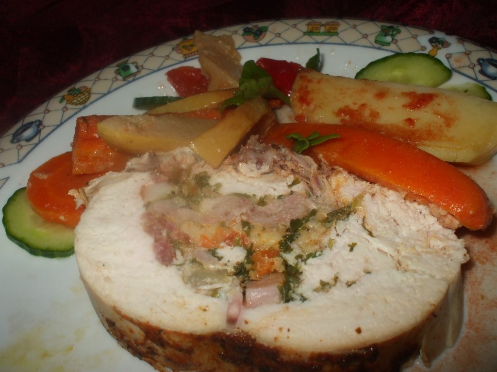 Pui umplut cu garnitura de legume