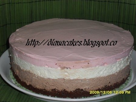 Tort cu mousse de ciocolata si iaurt de capsuni