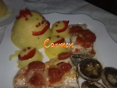 Crap la cuptor cu mamaliguta, ceapa si ciuperci