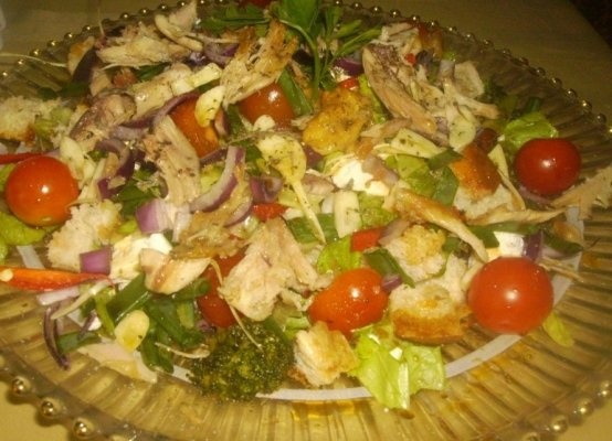 Salata de Pui cu Crutoane si Brocoli