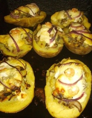 Cartofi fierti in coaja, umpluti dati  la cuptor