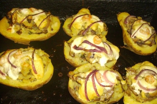 Cartofi fierti in coaja, umpluti dati  la cuptor