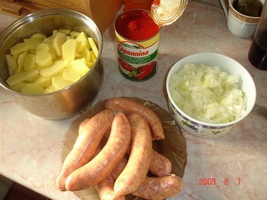 Tocana de cartofi cu carnati la cuptor