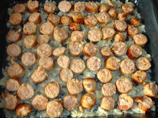 Tocana de cartofi cu carnati la cuptor