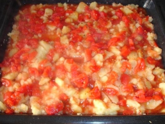 Tocana de cartofi cu carnati la cuptor