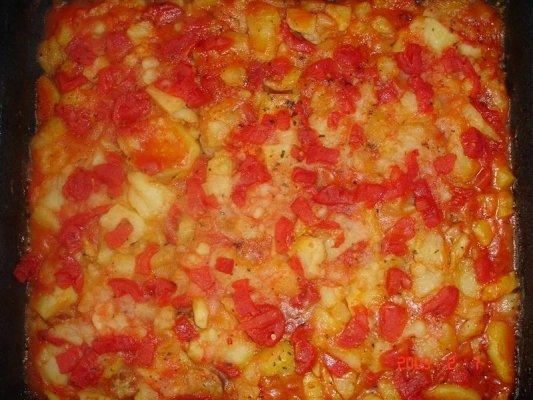 Tocana de cartofi cu carnati la cuptor