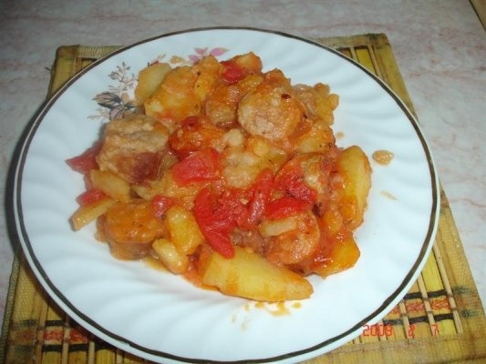 Tocana de cartofi cu carnati la cuptor