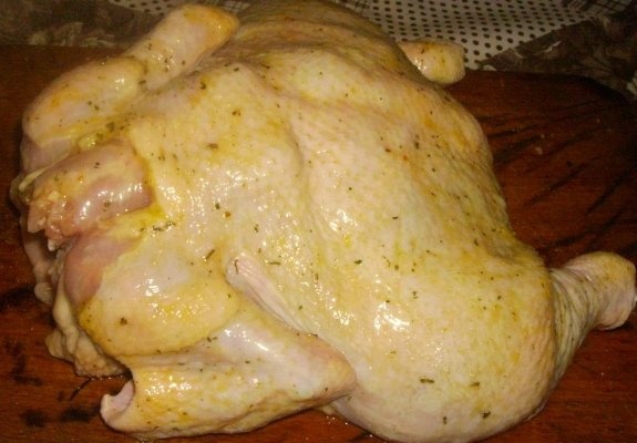 Pui umplut cu: ciuperci, costita si legume la tava