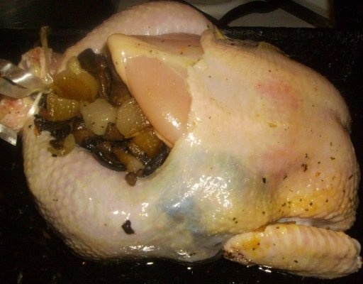 Pui umplut cu: ciuperci, costita si legume la tava