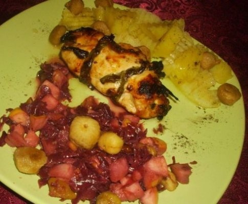 Rulouri din piept de pui, cu cartofi natur si salata de varza rosie caramelizata,