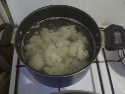 Salata de conopida cu usturoi si patrunjel